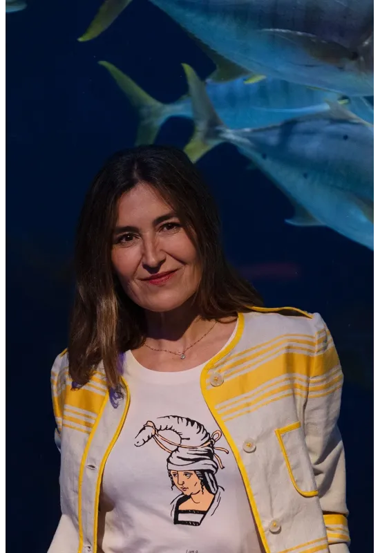 Saint-jean-de-Luz-woman-muejr-camiseta-burukoak-amarenak-moda-sostenible-algodon-organico 2