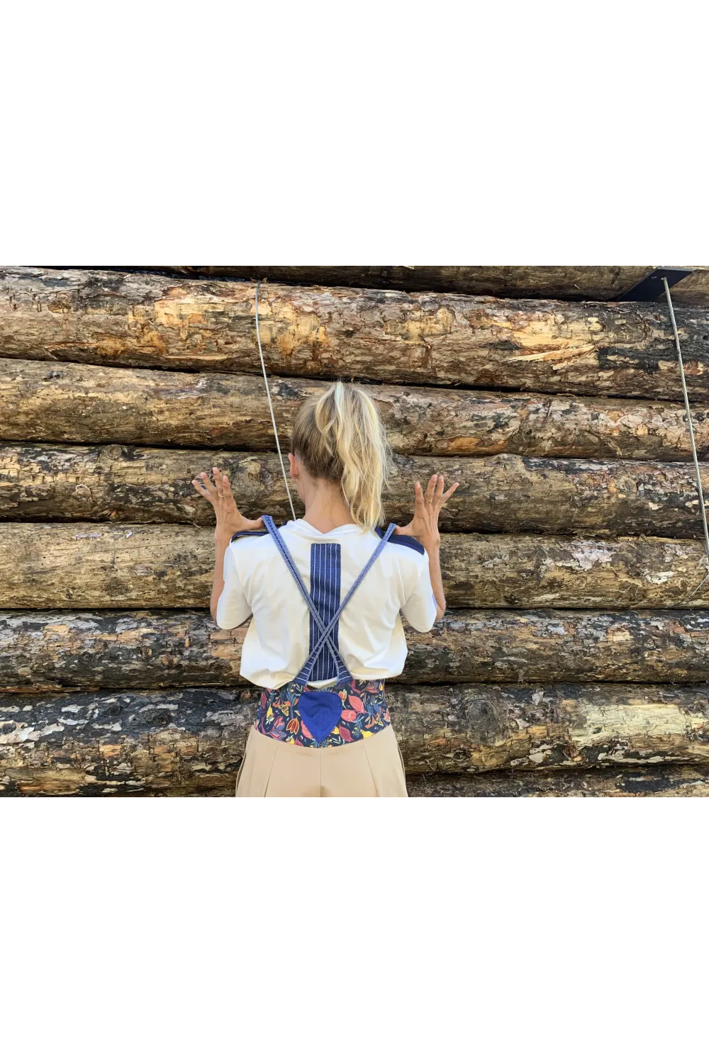 Camiseta blanca y peto de algodón orgánico estilo worker de la colección Bergara de Amarenak. Hecho en Euskadi. España.