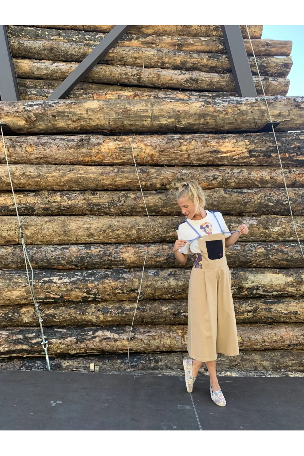 Camiseta blanca y peto de algodón orgánico estilo worker de la colección Bergara de Amarenak. Hecho en Euskadi. España.