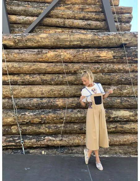 Camiseta blanca y peto de algodón orgánico estilo worker de la colección Bergara de Amarenak. Hecho en Euskadi. España.