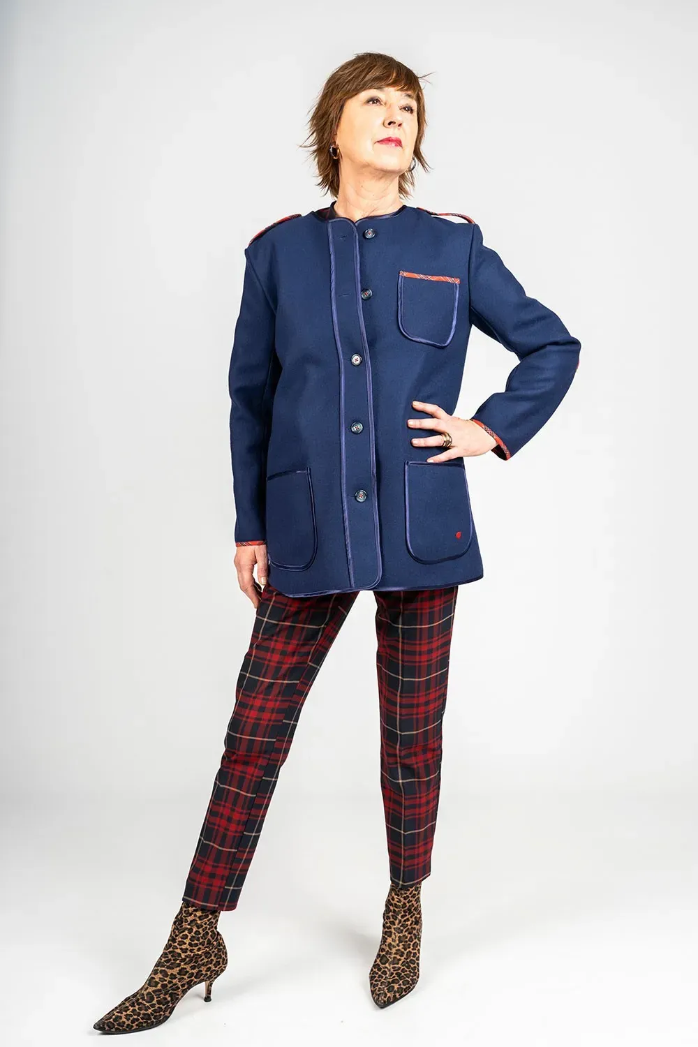 02-chaqueta-kaiku-bi-marinela-gorria-Amarenak-Basque-clothing-historias-que-se-llevan-puestas