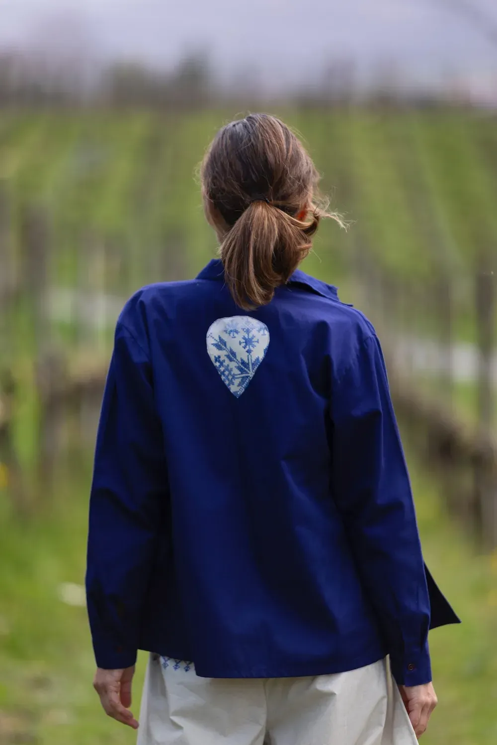 camisa worker unisex azul mahon de algodón de la colección BERGARA de Amarenak.  Hecho en Euskadi. España.