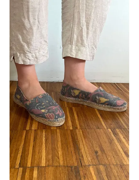 Alpargata cosida a mano de flores | Amarenak