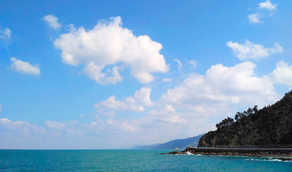 01-carretera-Getaria-Amarenak-txakoli-gaintza-historias-que-se-llevan-puestas-made-in-San-Sebastian-basque-design-basque-style-kaiku-wearable-stories-2-1-1200x708