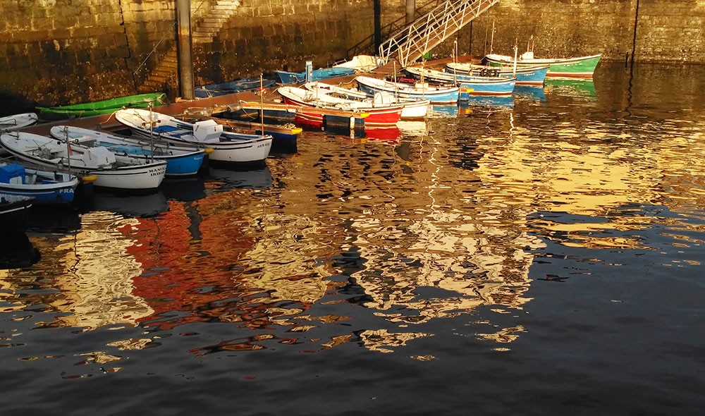 02-PUERTO-Getaria-Amarenak-txakoli-gaintza-historias-que-se-llevan-puestas-made-in-San-Sebastian-basque-design-basque-style-kaiku-wearable-stories-2-1