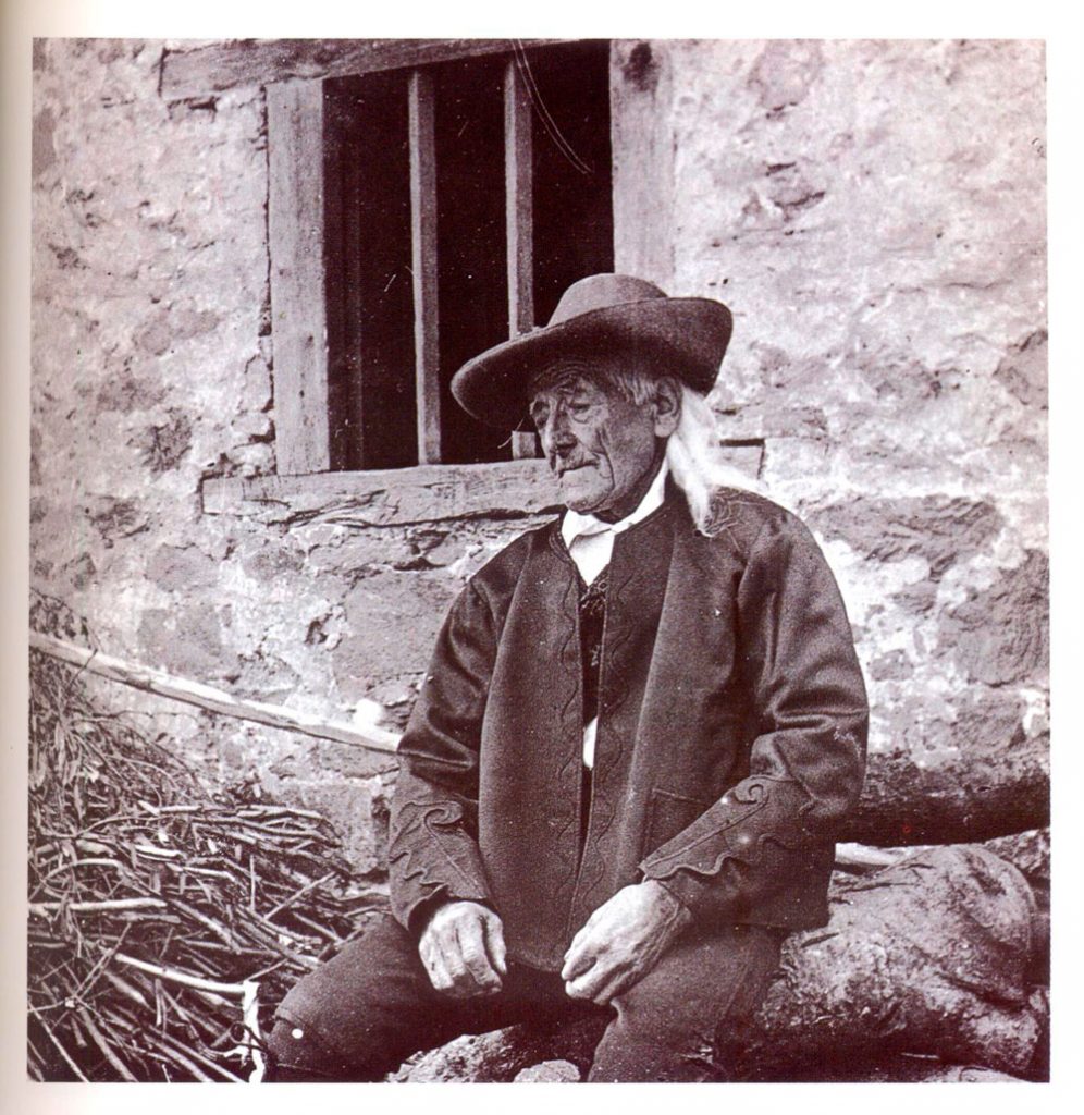 ARRATIARRA Eulalia Abaitua chaqueta tradicional vascaAmarenak