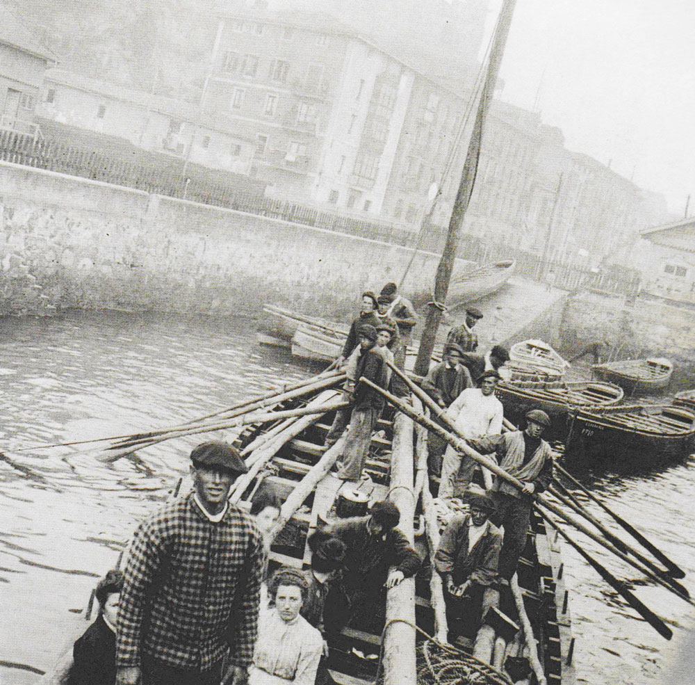 Foto de arrantzale (pescador) con kaiku de Eulalia Abaitua Amarenak