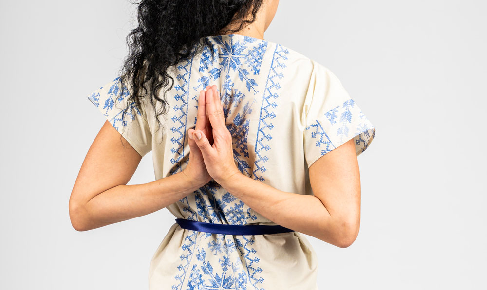 vestido-MARI-KARDENA-Amarenak-historias-que-se-llevan-puestas--janzteko-istorioak--wearable-stories-basque-style-made-in-San-Sebastian-web-detalle