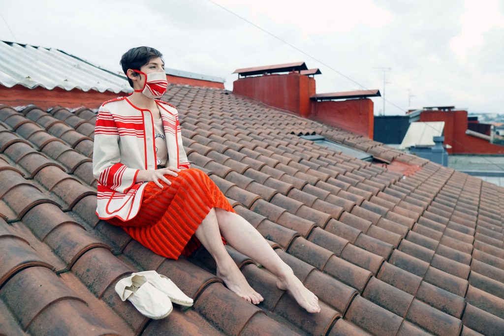 Kaikoutil rouge chaqueta kaiku verano de Amarenak de lino y gona gorria