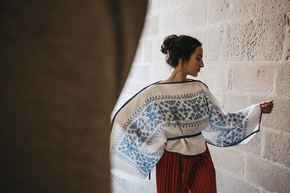 TOP-AMALUR-lino-kardena-bordado-estampado-punto-cruz-GONA-GORRI-FALDA-ROJA-AMARENAK-Basque-clothing-moda-vasca-sostenible-santiago-farizano-5