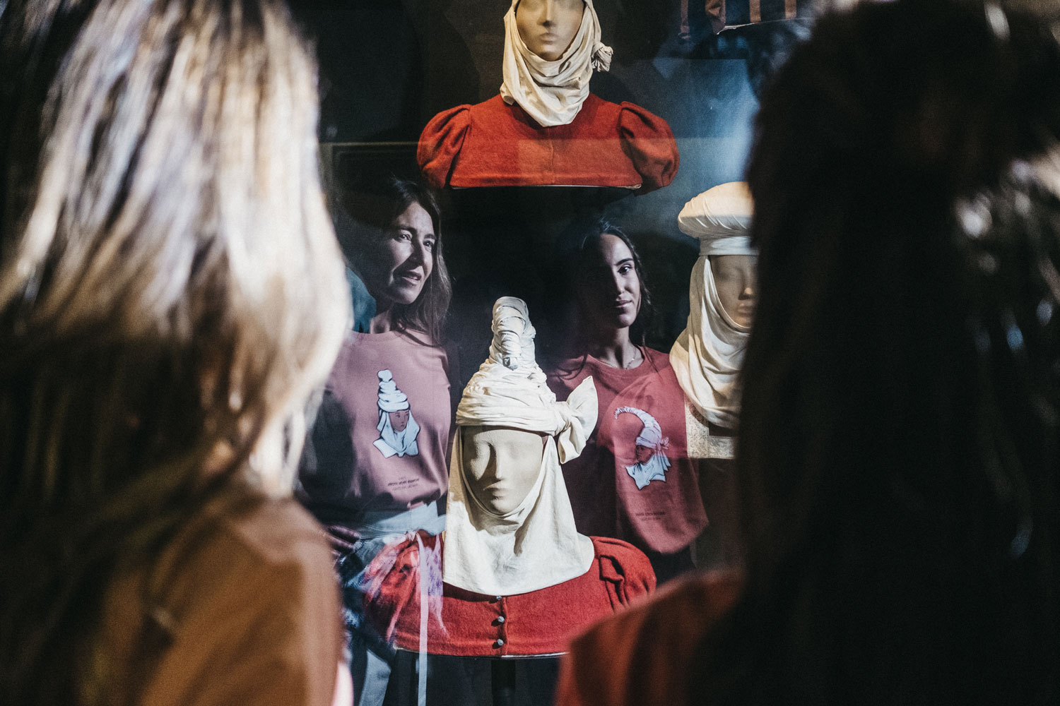 Amarenak-burukoak-camisetas-algodon-orgnico-fair-wear-tocados-corniformes-medievales-mujeres-vascas-historias-que-se-llevan-puestas