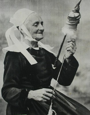 mujer vasca hilando lino tradicional sostenible