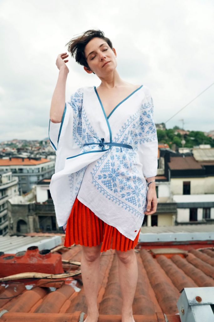 kimono KARDENA de la coleccion KARDENA y falda gona gorria de Amarenak